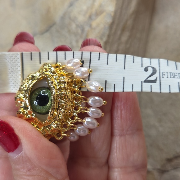Eye-catching Statement Ring Green eyes